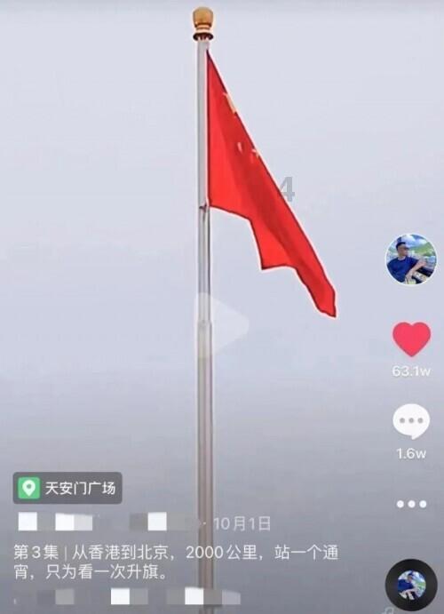 喻恩泰一家四口同框，夕阳下与小10岁妻子拥吻，两子女如出一辙！